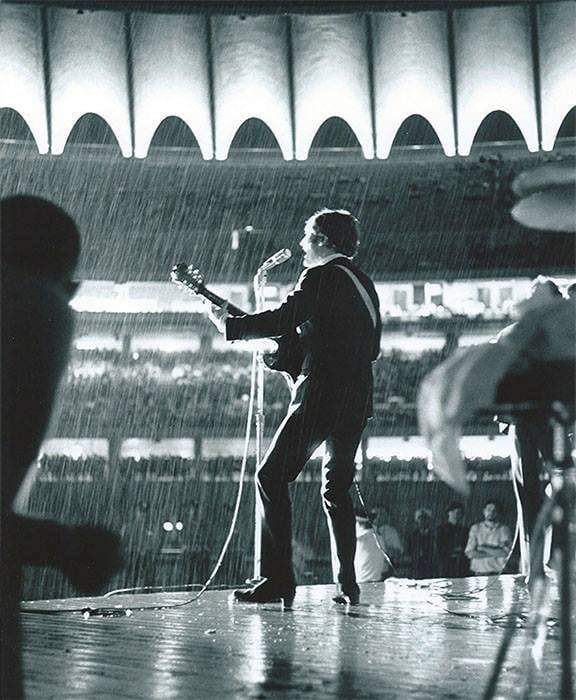 John a szakadó esőben